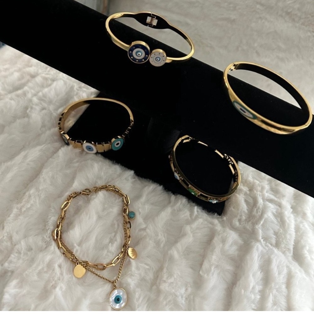 5 bracelets as show in the picture